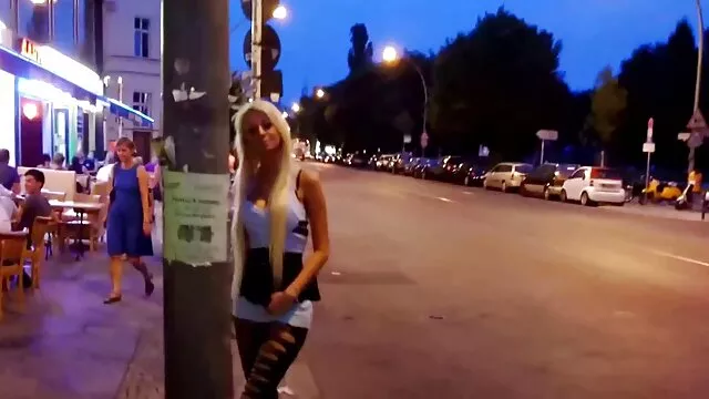 Porno gratuit sans inscription  La regarder film porno en streaming fille est en colère contre la voiture de l'homme